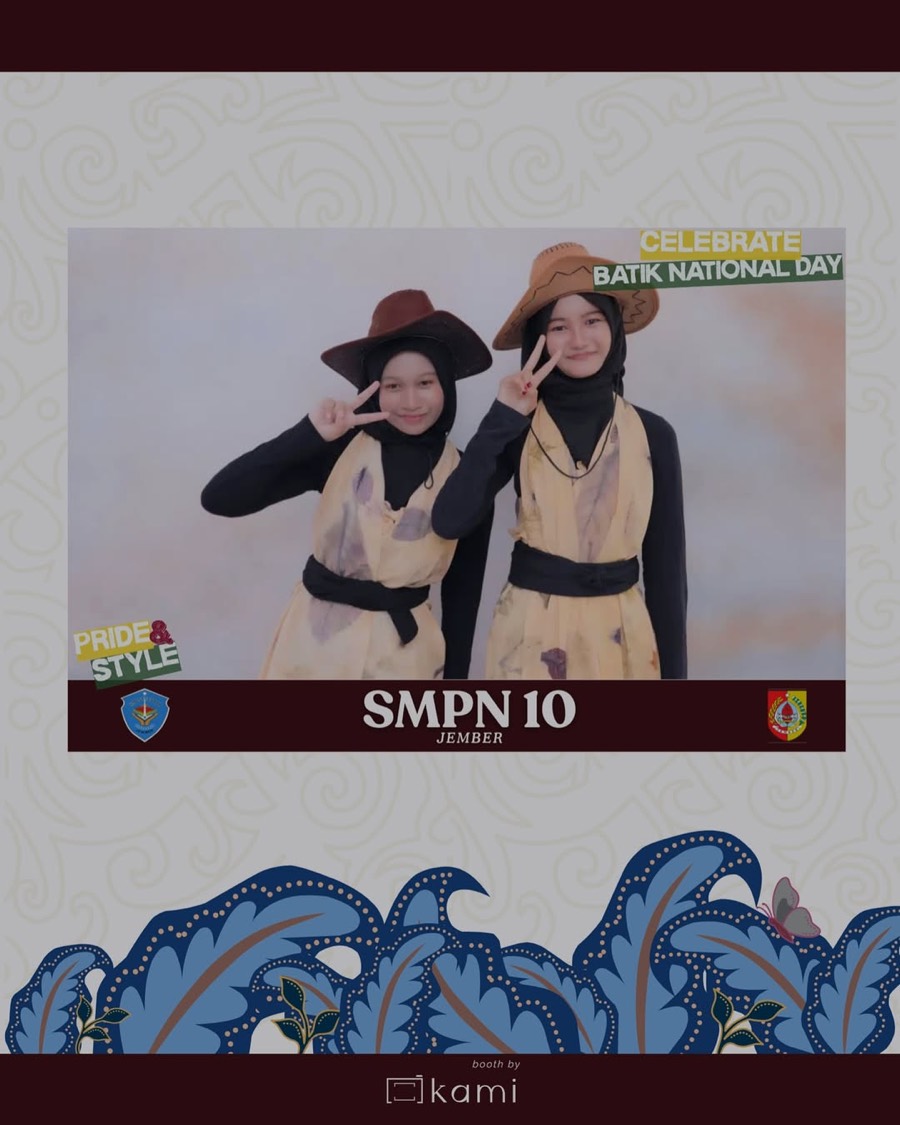 Hasil cetak photobooth Hari Batik Nasional SMPN 10 Jember: dua siswa berbatik dan bertopi berpose di dalam frame bertema batik